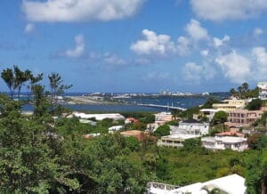 Vue du lagon de Simpson Bay et de l'aéroport de Juliana